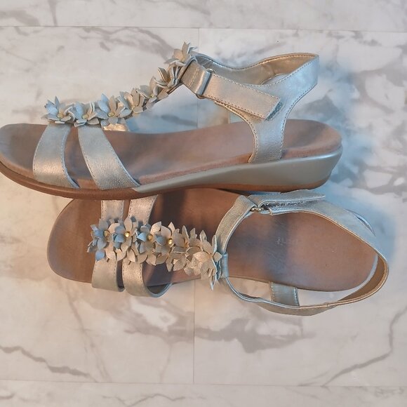 Feminine Gold Easy Spirit Flowered Sandals Size 8.5 - Picture 2 of 4